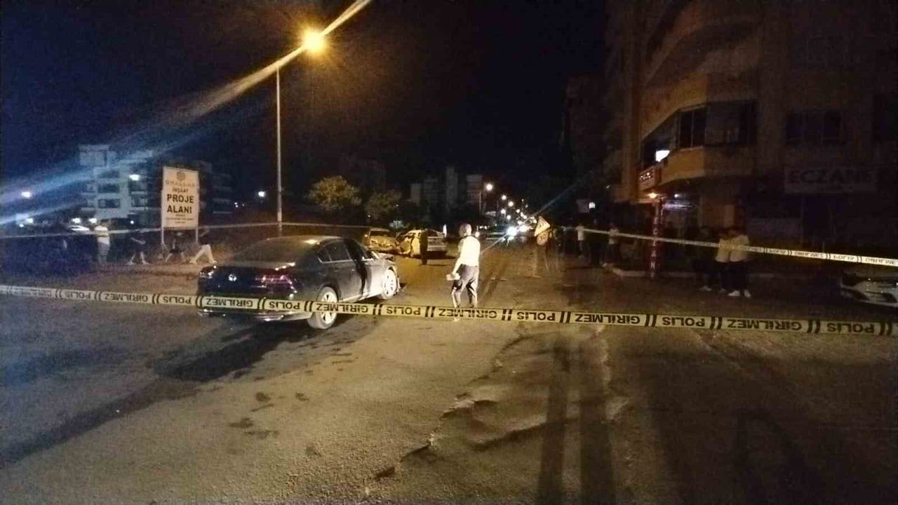 Kavşakta zincirleme çarpışma: üç otomobil kullanılamaz hale geldi