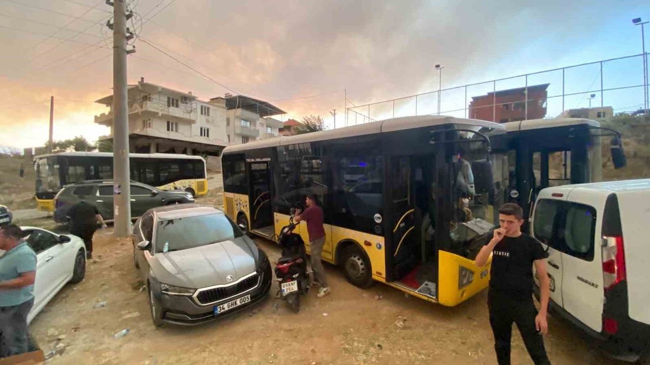 Kavşit'te çıkan orman yangını için büyükşehir otobüsleri tahliye hazırlığında