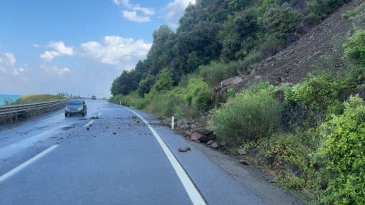 Kavukkavla yamaçlarında heyelan ulaşımı kısa süreli aksattı