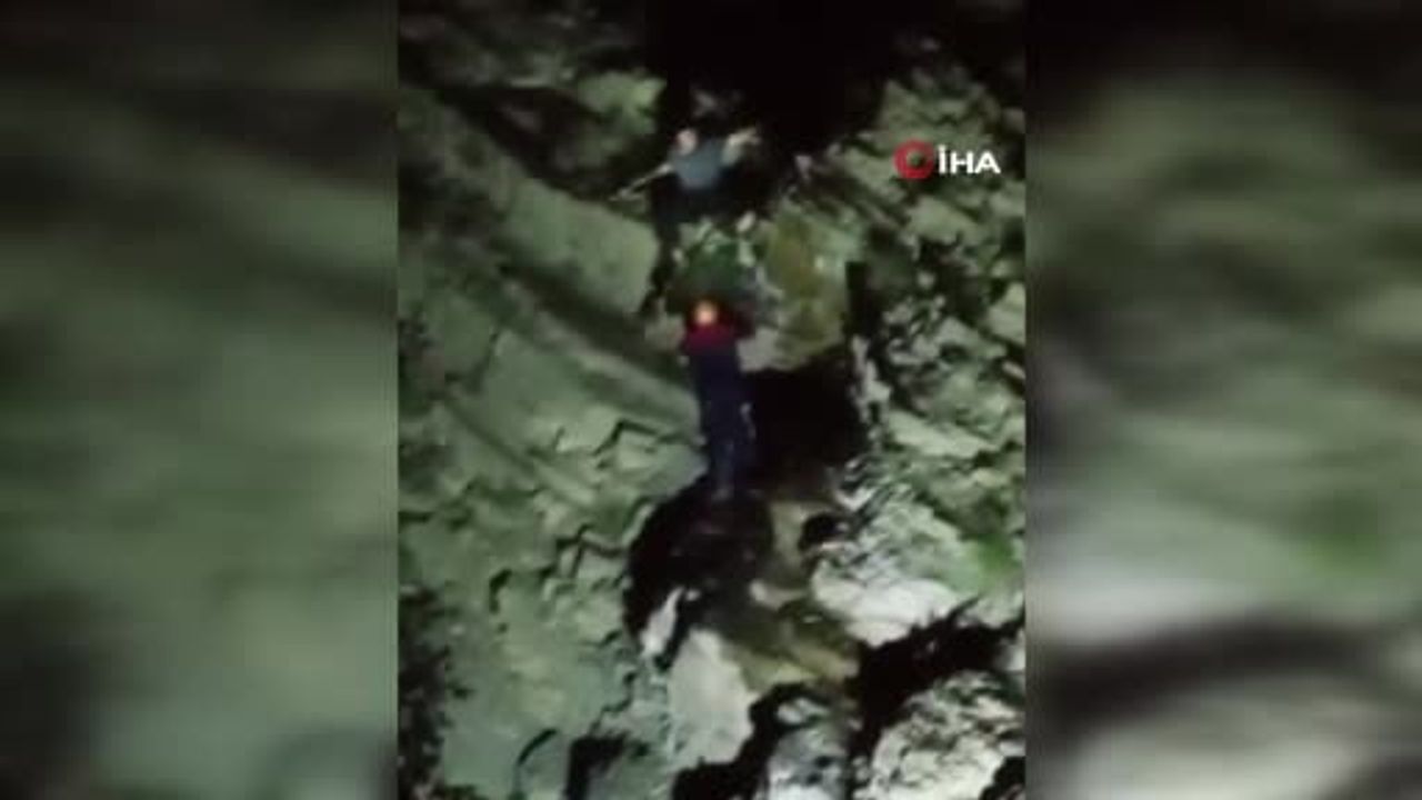 Kayalıklarda mahsur kalan kişi başarılı operasyonla kurtarıldı