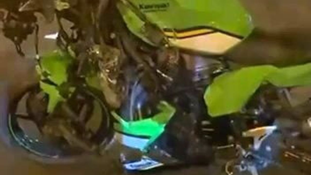 Kayapınar'da kontrolden çıkan motosiklet sürücüyü refüjdeki direğe çarptı