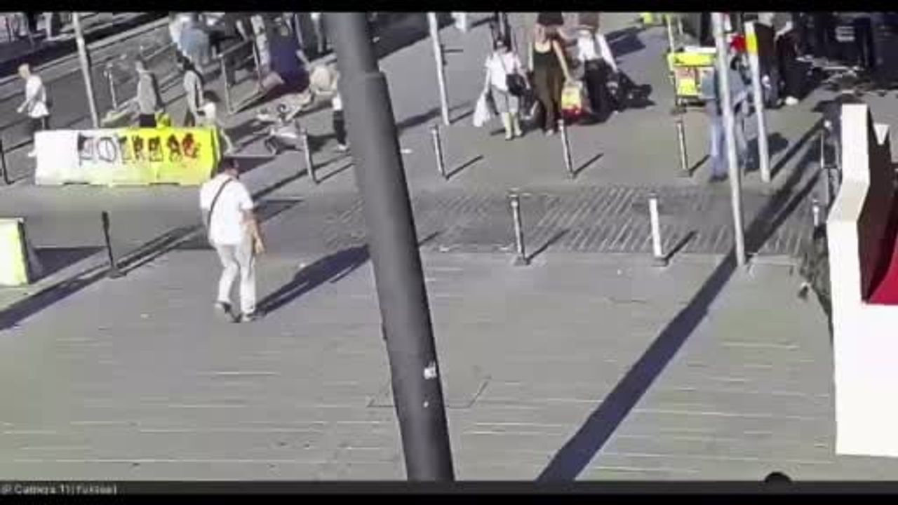 Kayıtları kabarık iki çocuk Fatih'te turistlerin cüzdanını çaldı