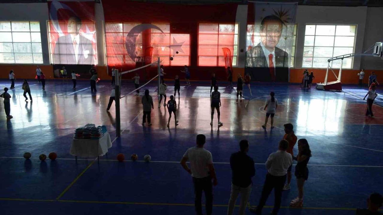Kaymakam Koşansu minik sporcularla sahada moral ve hediyelerini paylaştı