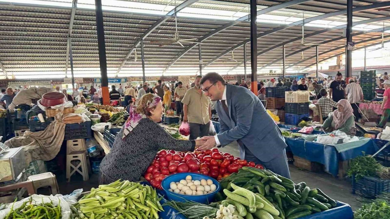 Kaymakam Sözen halk pazarında pazarcı esnafı ve vatandaşlarla buluştu