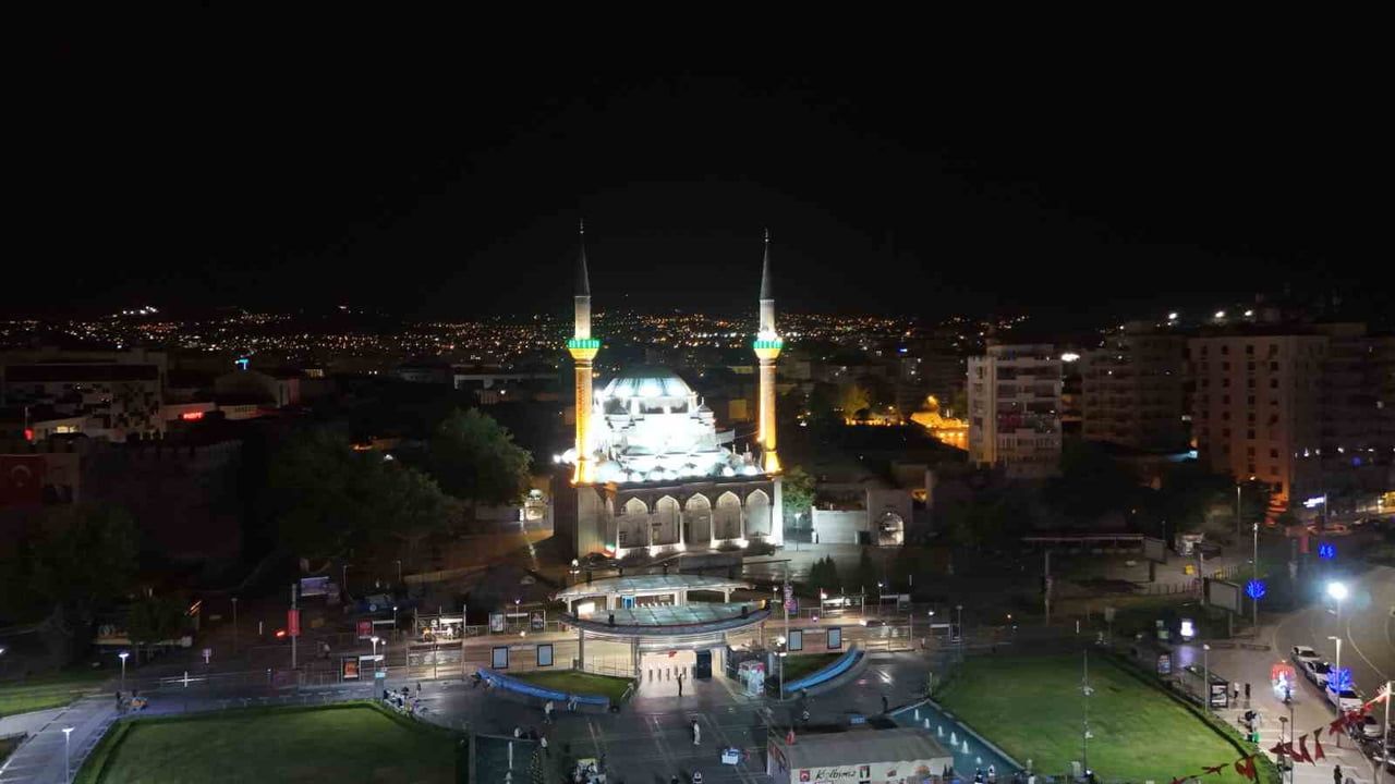 Kayseri'de 15 temmuz demokrasi ve milli birlik günü anma programında camilerden sela okundu