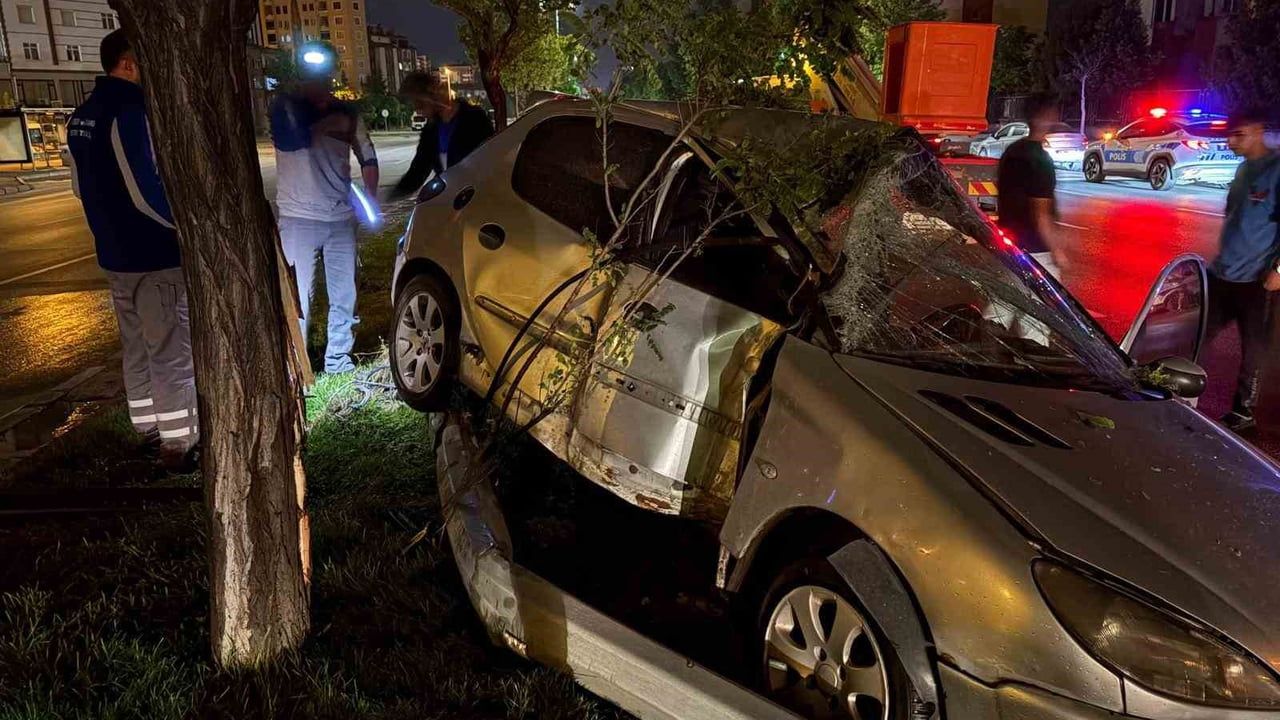 Kayseri'de alkollü sürücü aydınlatma direğini devirerek yola tehlike oluşturdu