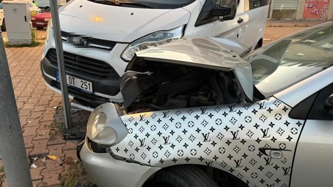 Kayseri'de alkollü sürücünün kontrolden çıkışı iki park halindeki aracı kullanılmaz hale getirdi