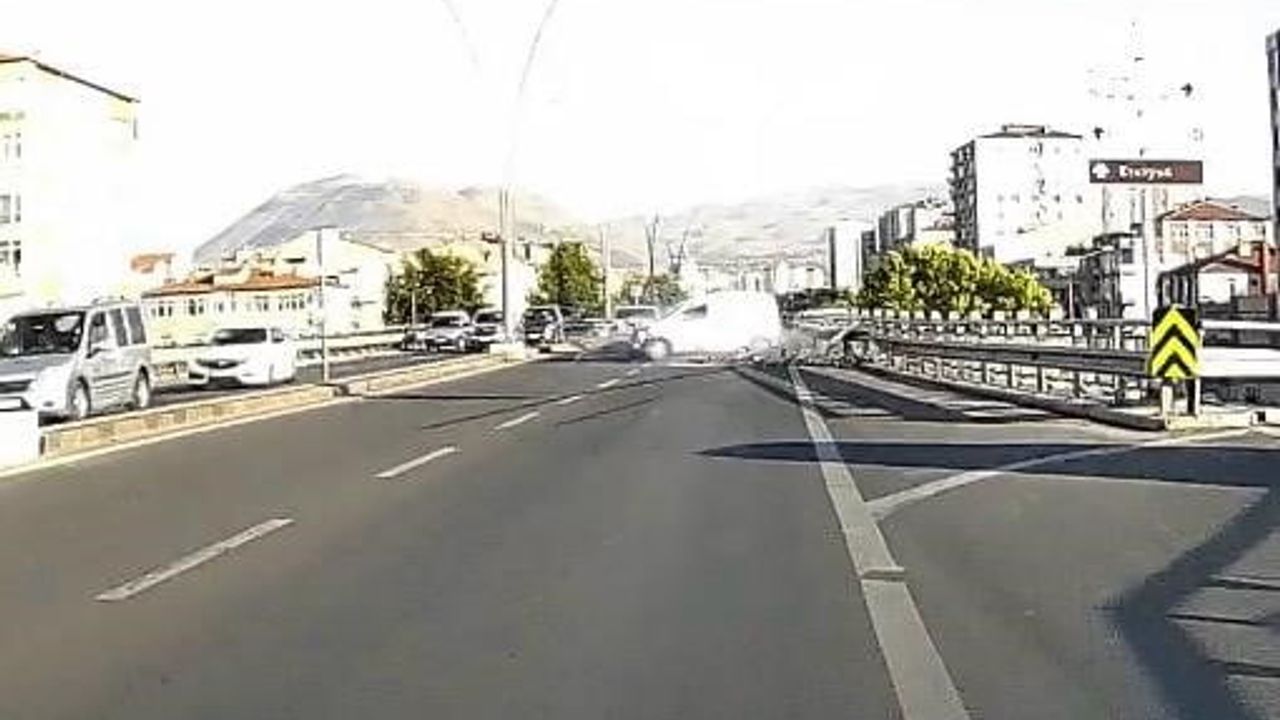 Kayseri'de bariyerlere çarpan hafif ticari aracın anbean görüntüsü
