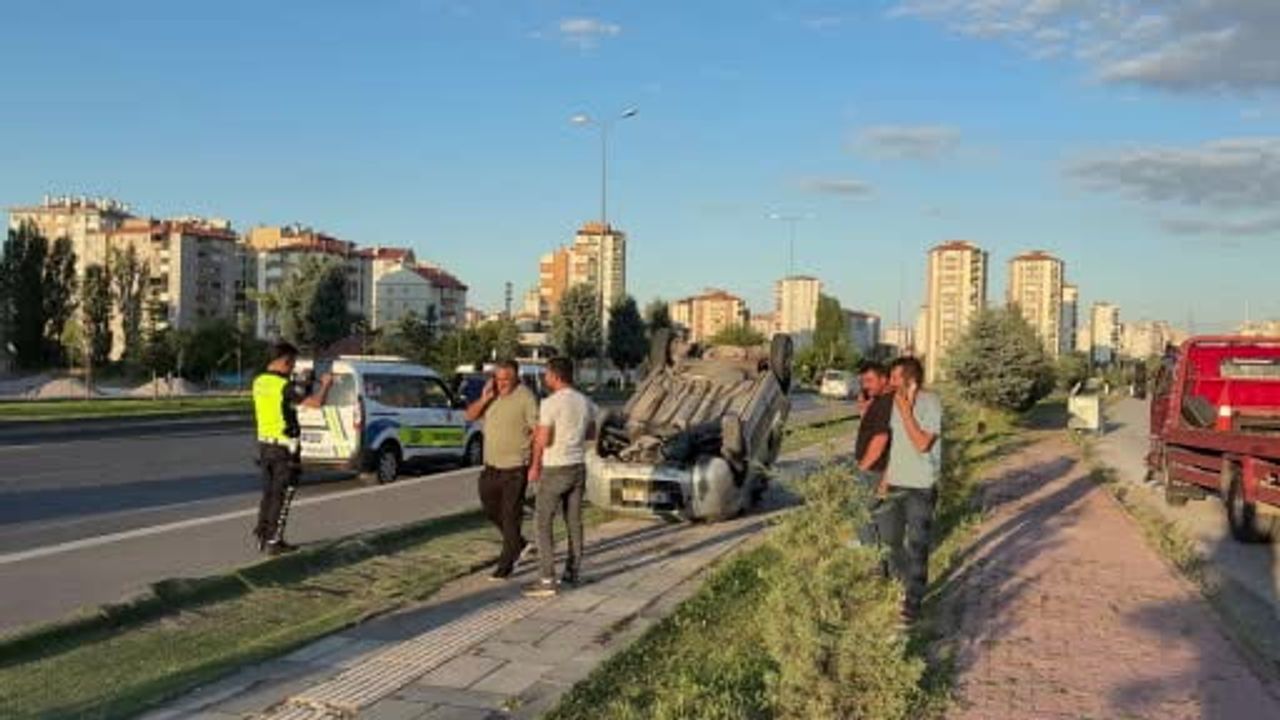 Kayseri’de hafif ticari araç takla attı: 1 yaralı