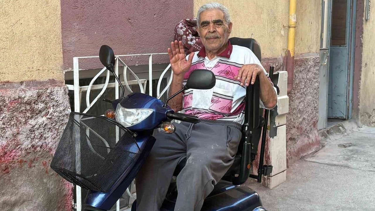 Kayseri'de oğlunun akülü sandalyesini yakan babaya yeni akülü araç hediye edildi