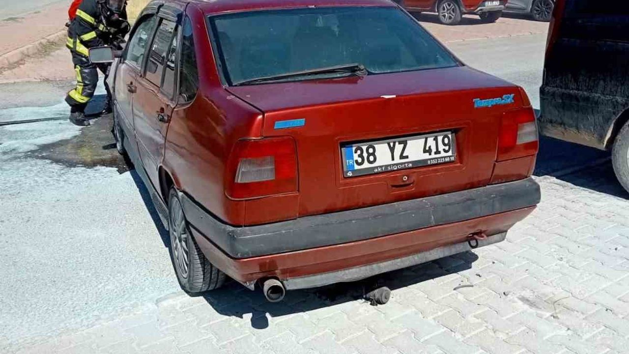 Kayseri'de park halindeki otomobilde çıkan yangın itfaiye tarafından büyümeden söndürüldü