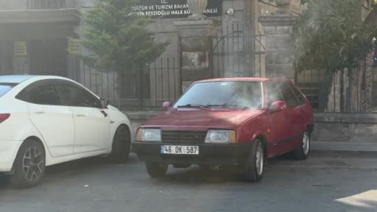 Kayseri'de park halindeki otomobilde çıkan yangın polis müdahalesiyle söndürüldü