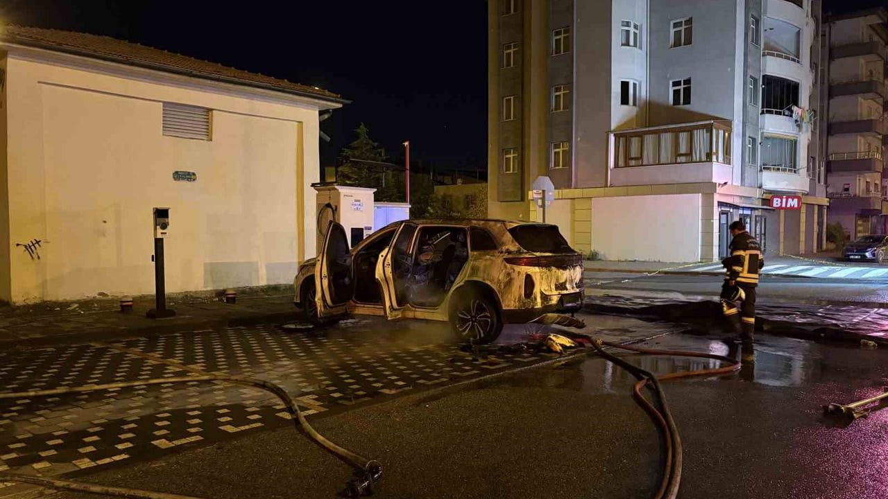 Kayseri'de şarj esnasında alevlenen elektrikli SUV'ün patlama anı kamerada