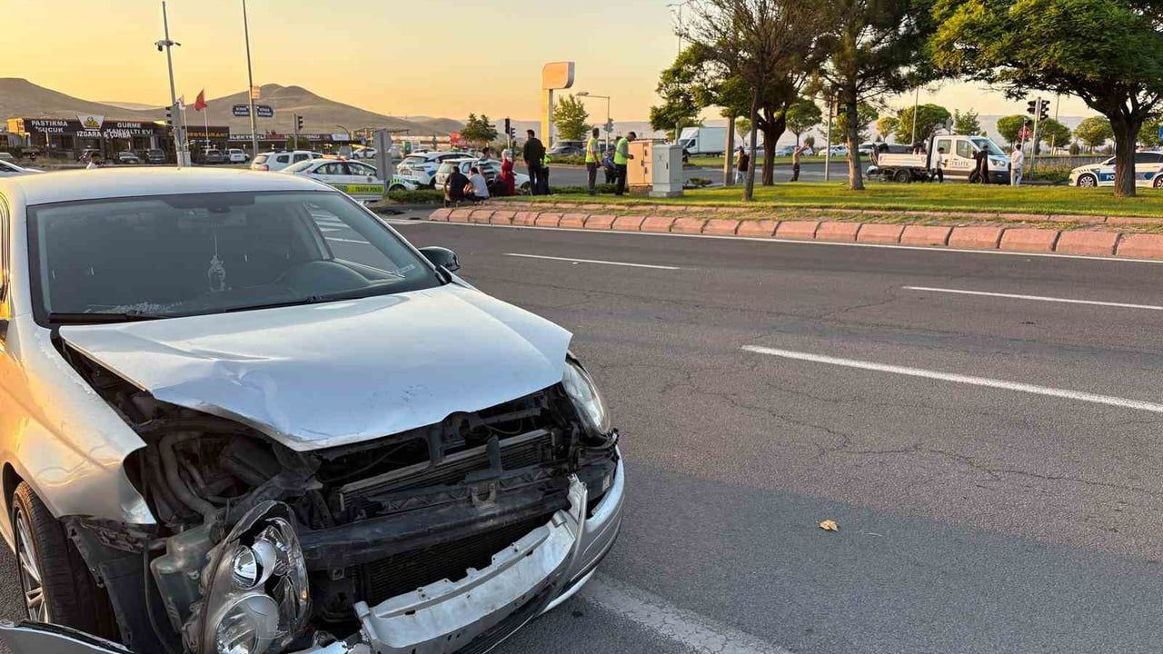 Kayseri'de Sivas Bulvarı'nda çarpışma: hurdaya dönen araçtan 4 kişi hastaneye kaldırıldı