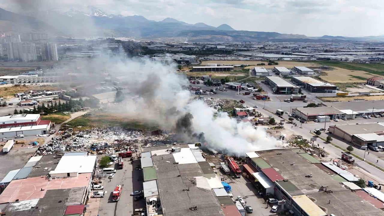 Kayseri’deki hurda yangını 2 saatte söndürüldü