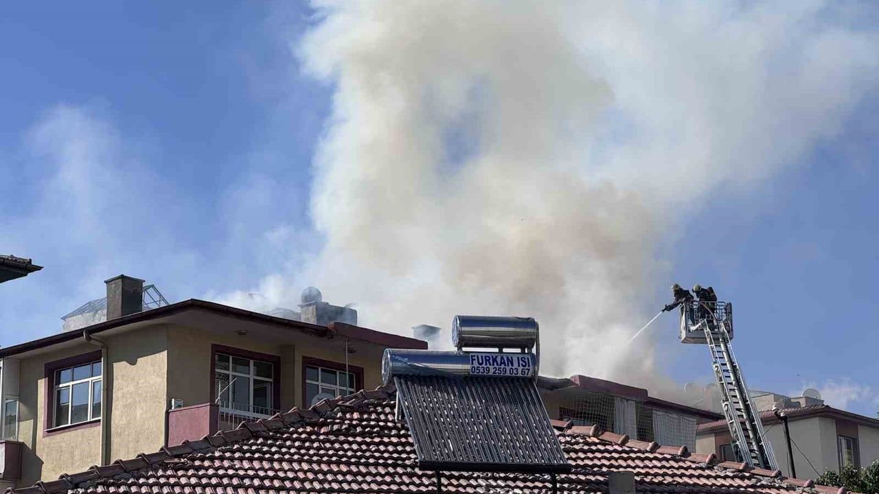 Kayseri Kocasinan'da çatıda çıkan yangın onarım sırasında kontrol altına alındı