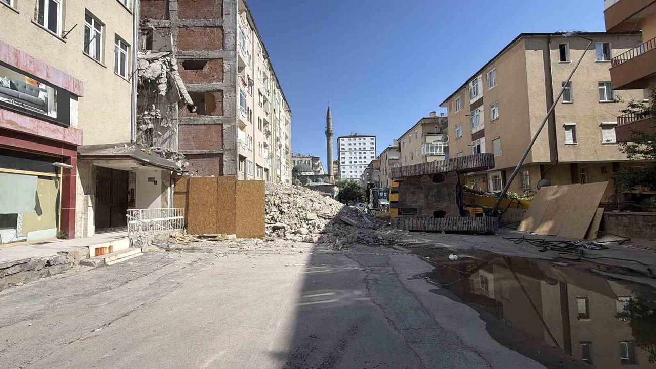 Kayseri'nin Kocasinan ilçesinde iş makinesi devrildi: 1 yaralı