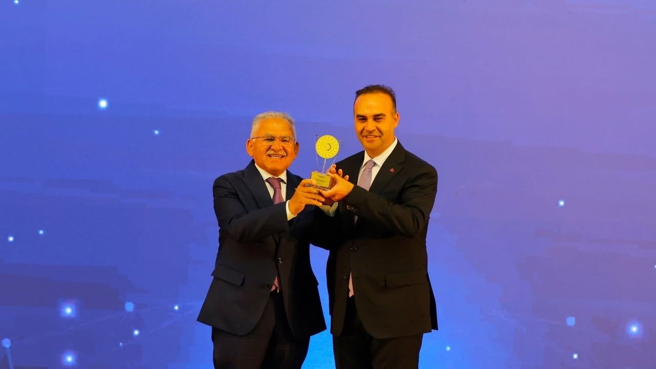 Kayseri'nin rüzgâr enerjili toplu ulaşım projesi bakanlıktan ikincilik ödülü aldı