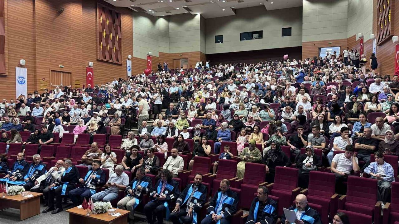 Kayseri Üniversitesi (KAYÜ) uygulamalı bilimler fakültesi'nde mezuniyet töreni