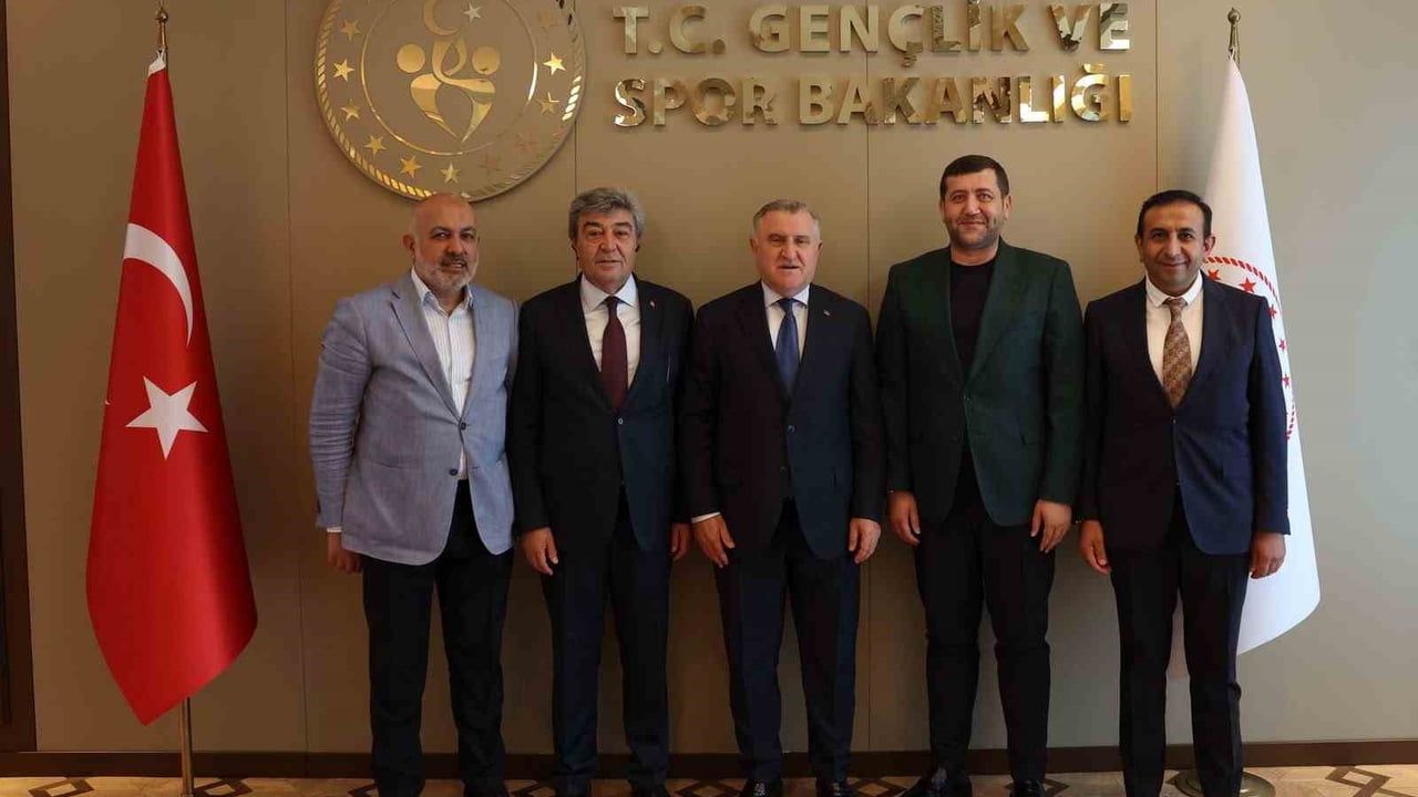 Kayserispor yönetimi Osman Aşkın Bak'ı ziyaret etti