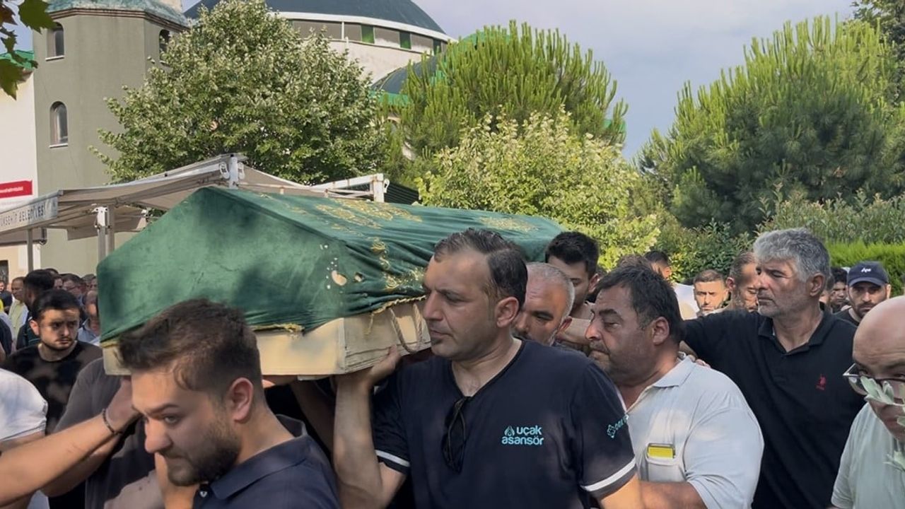 Kazazedeye yardım ederken akıma kapılan Furkan Alan toprağa verildi