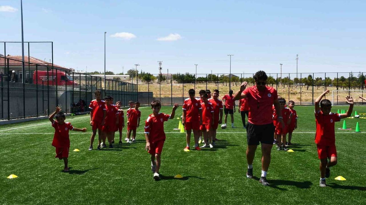 Kazımkarabekir'de yazı sahada geçirecek çocuklar için ücretsiz futbol kursu
