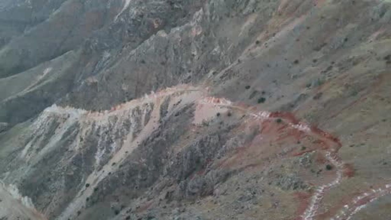 Keban'da Zırkı alternatif yolunda sarp kayalar kontrollü patlamalarla temizleniyor