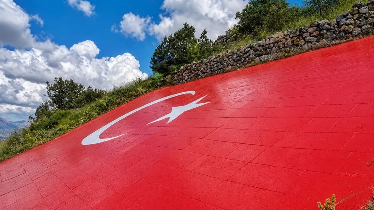 Kelkit Vadisi'nin simgesi dev Türk bayrağı yenilendi