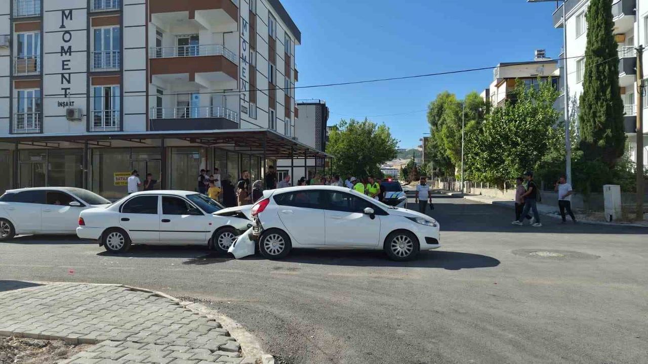 Kemalpaşa caddesi'nde çarpışma: Adıyaman'da sürücü hastaneye kaldırıldı