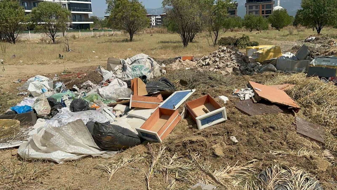Kemalpaşa'da belediye hizmet binasının arkasındaki arazi çöp ve molozla doldu