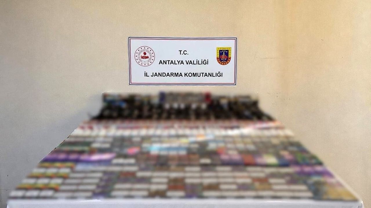 Kemer’de kaçak tütün operasyonunda bin paket sigara ele geçirildi