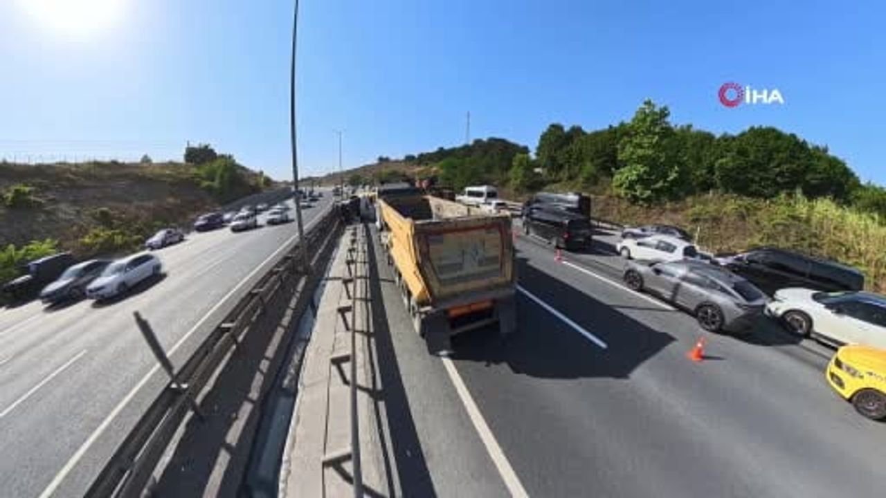 Kemerburgaz yolunda hafriyat kamyonu devrildi, iki kişi yaralandı