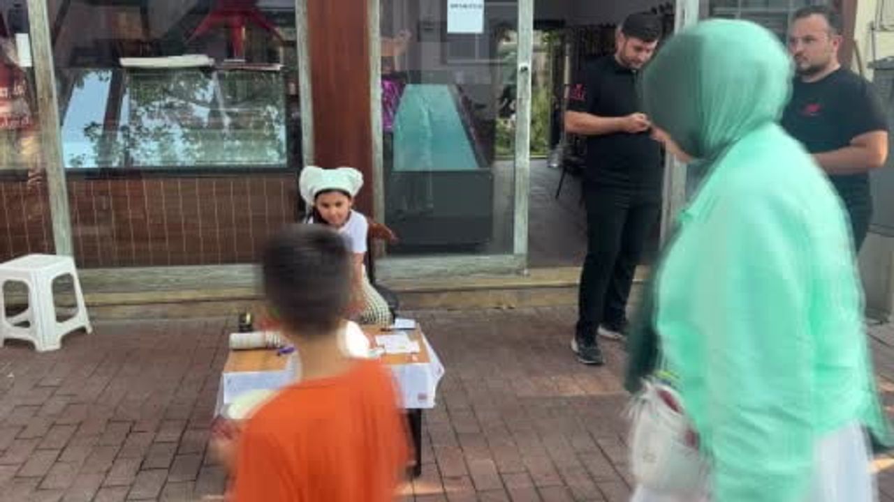Kendi hediyeliklerini satan küçük girişimci: Hüma'nın Japonya hayali