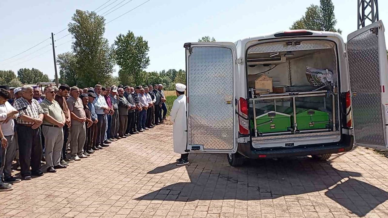 Kene şüphesiyle hayatını kaybeden Dursun Almamış virüs önlemleriyle defnedildi