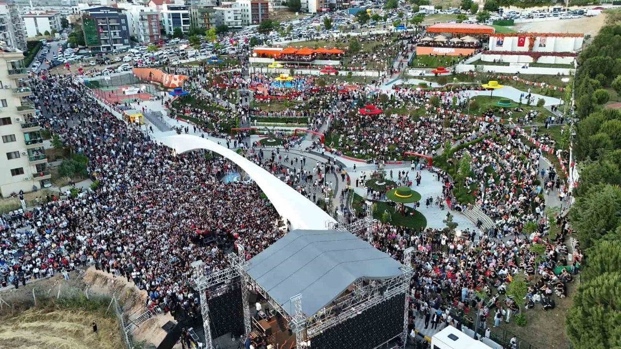Kent gözü Menemen'e canlılık getirdi: 23 bin metrekarelik alan günlük akını ağırlıyor