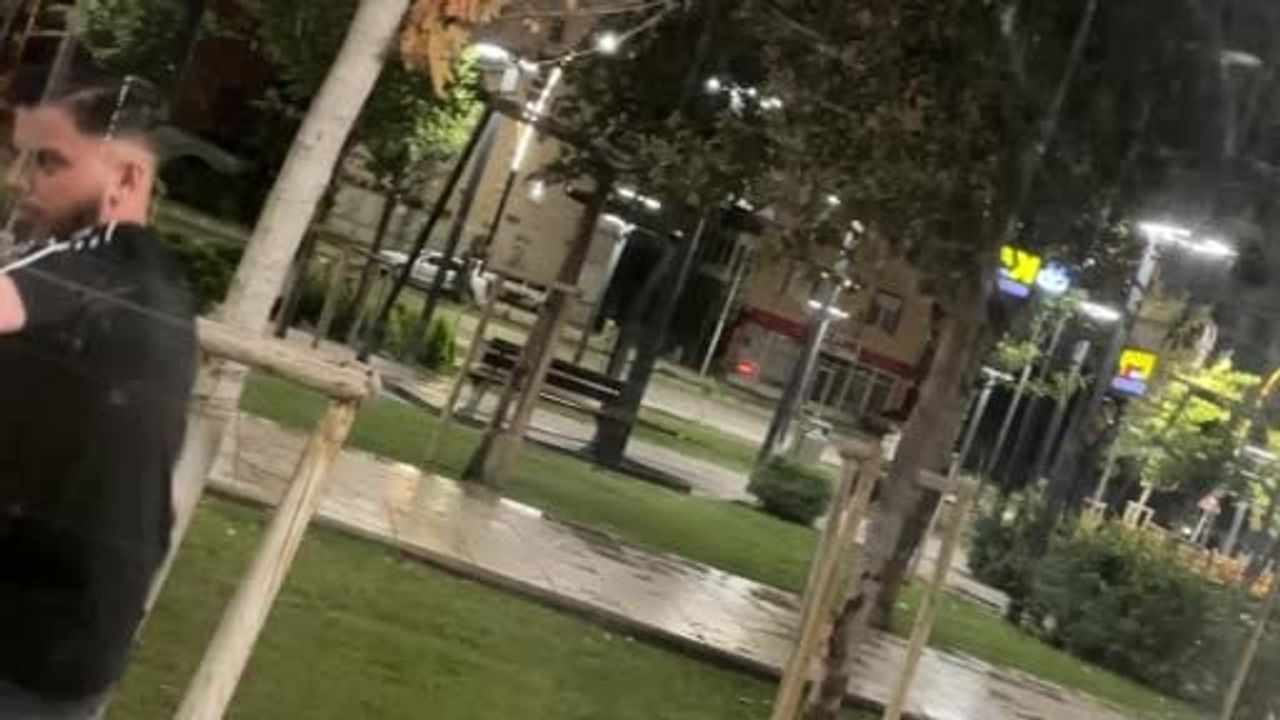 kent parkta kavga anı cep telefonu kamerasına yansıdı