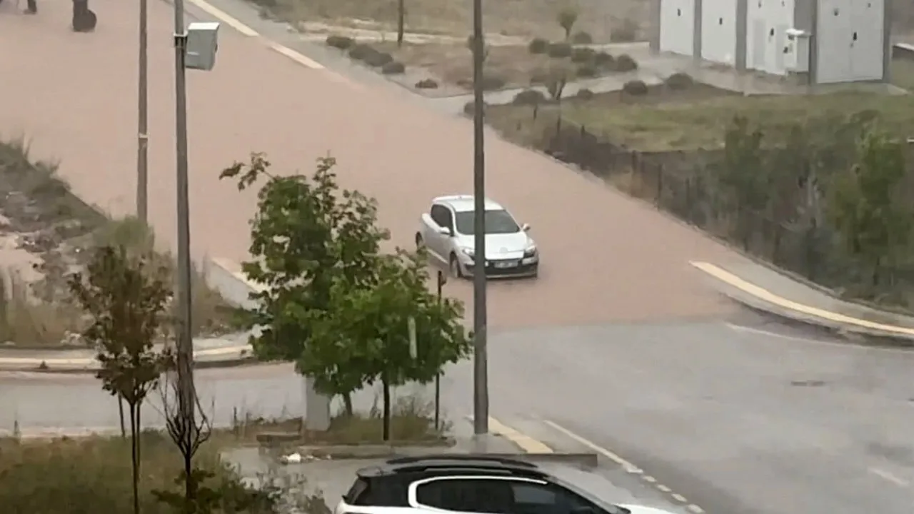 Kentin sokakları göle döndü: Osmaniye'de sağanak araçları yolda bıraktı