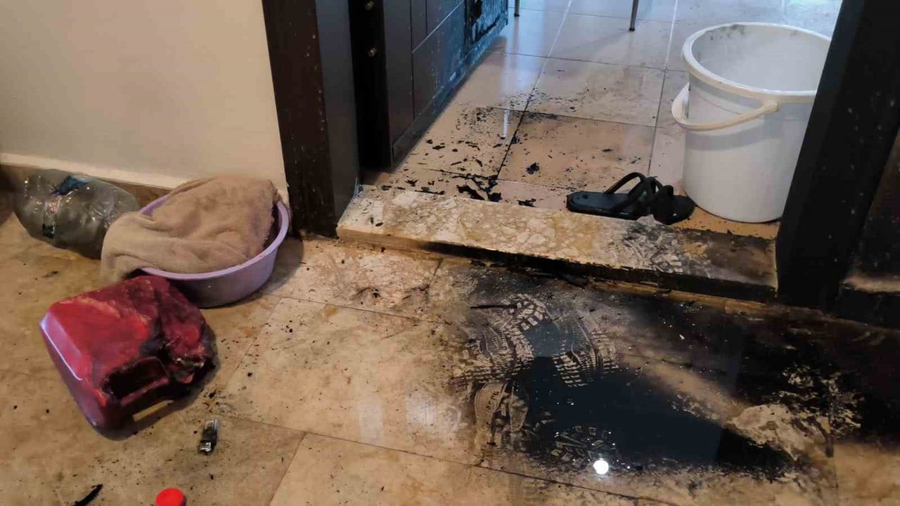 Kepez'de eski sevgilisinin kapısını benzin döküp ateşe veren kişi aranıyor
