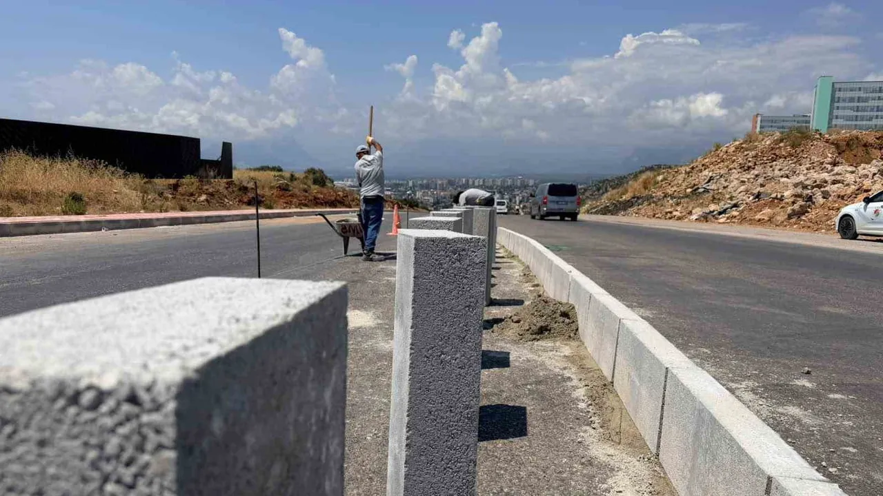 Kepez'de yaya güvenliğine 81 kilometrelik kaldırım yatırımı