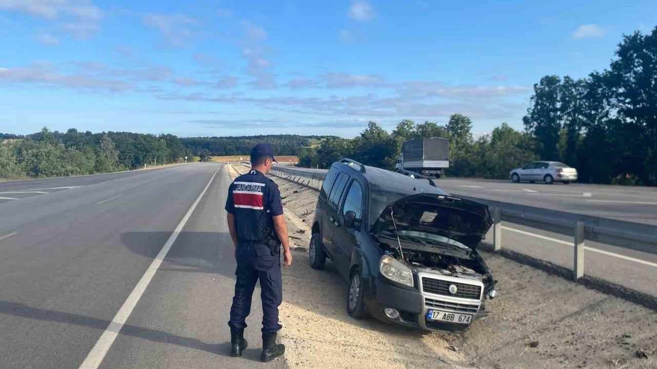 Kepirler köyü mevkiinde bariyere çarpan hafif ticari araçta üç kişi yaralandı