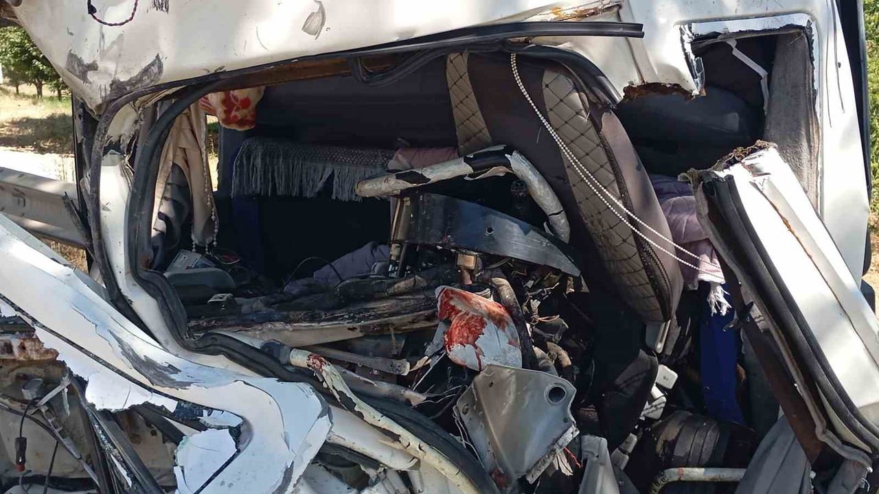 Kestel'de freni patlayan kamyon 2 araca çarptı; 3 kişi yaralandı