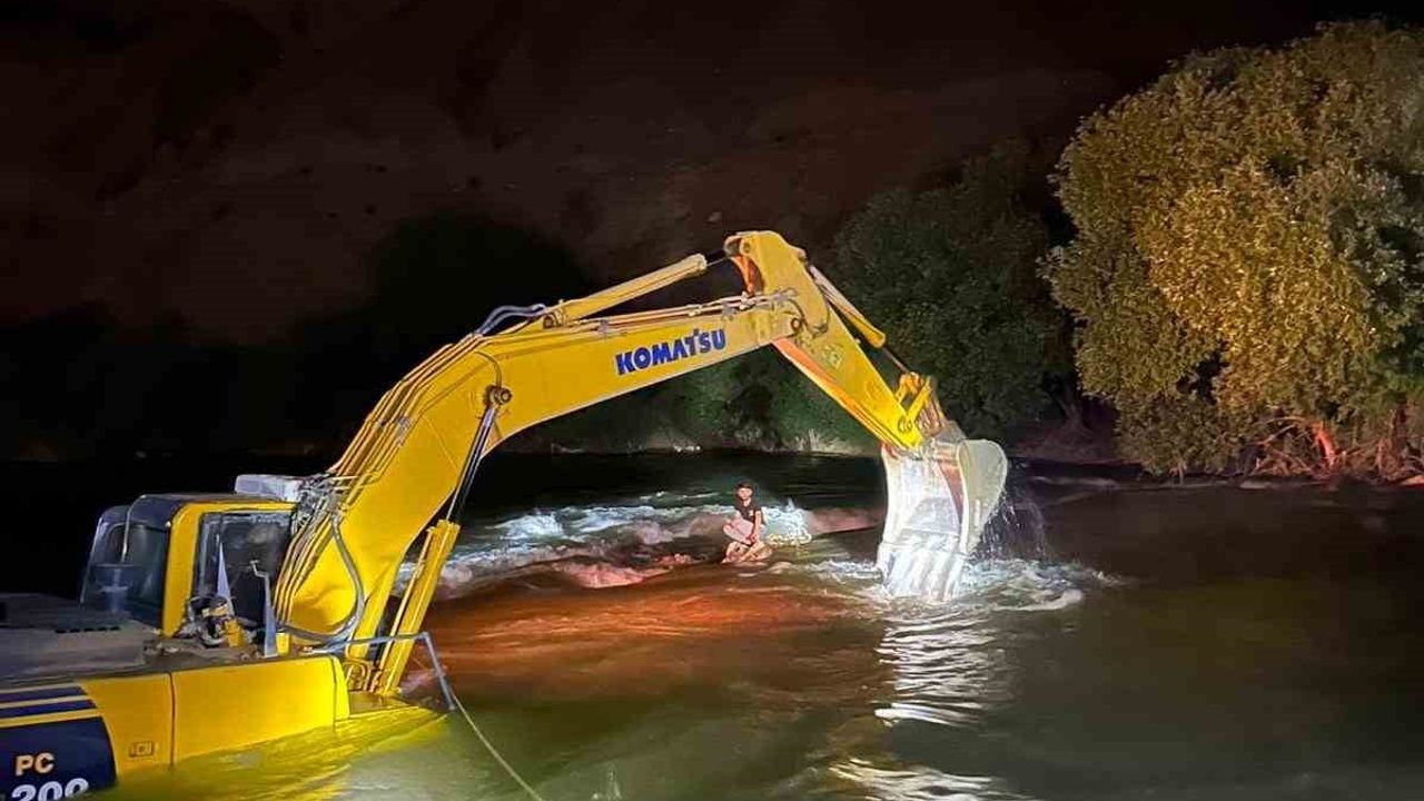 Kezer Çayı'nda mahsur kalan genç kepçe kovasıyla kurtarıldı