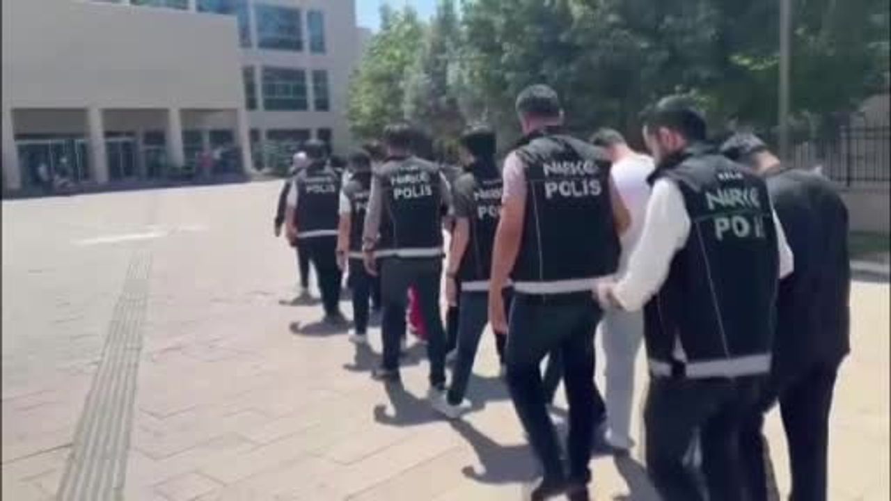 Kilis'te 8 operasyonda çok sayıda uyuşturucu ve silah ele geçirildi