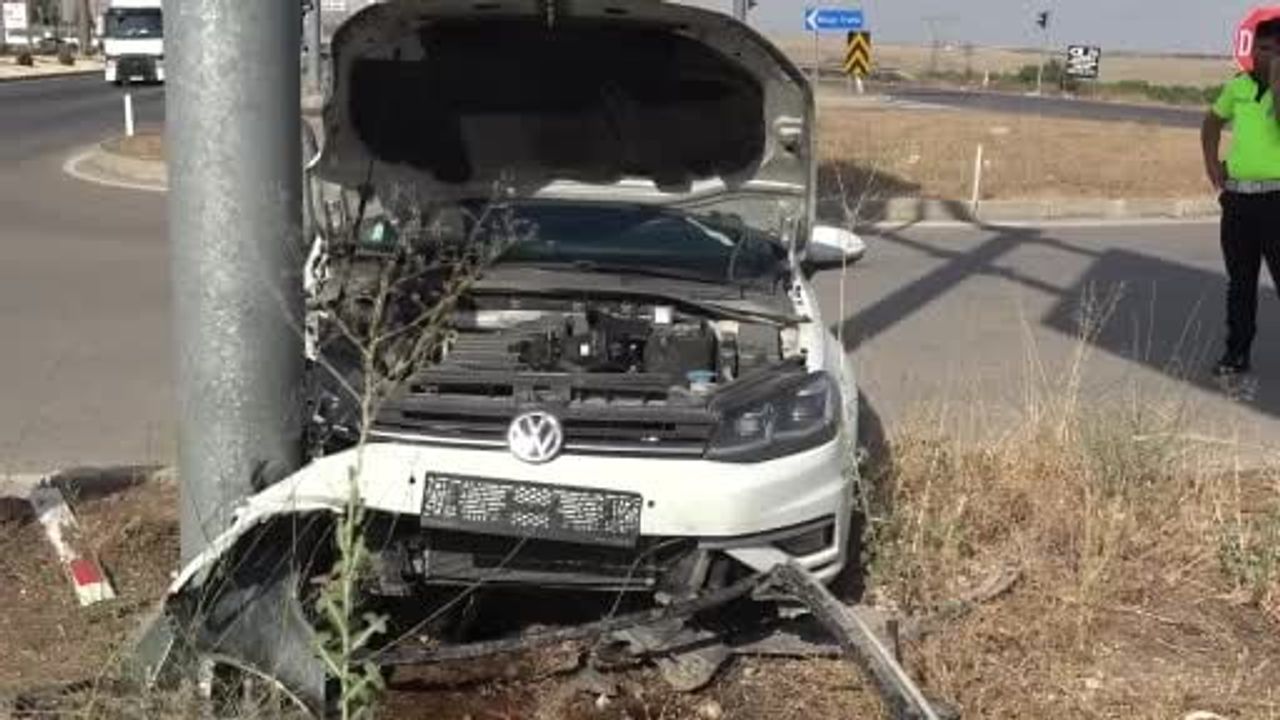Kilis'te Organize Sanayi Kavşağı'nda tabela direğine çarpan otomobil iki kişiyi yaraladı