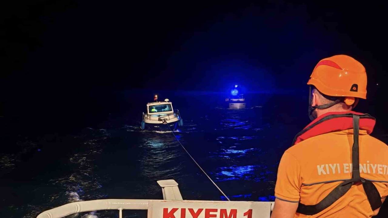 Kilitbahir önlerinde sürüklenen tekne Eceabat'a güvenle çekildi