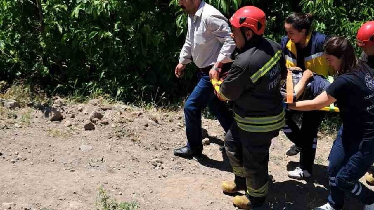 Kiraz toplarken dal kırıldı, ağaçtan su kanalına düşen kişi yaralandı