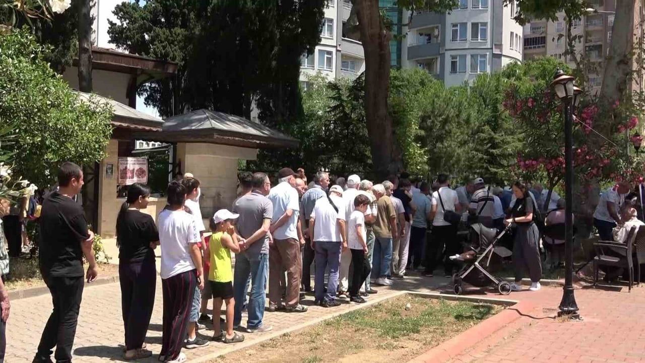 Kiremitçi Sinanbey Camii'nde bin 500 kişilik aşure ikramı