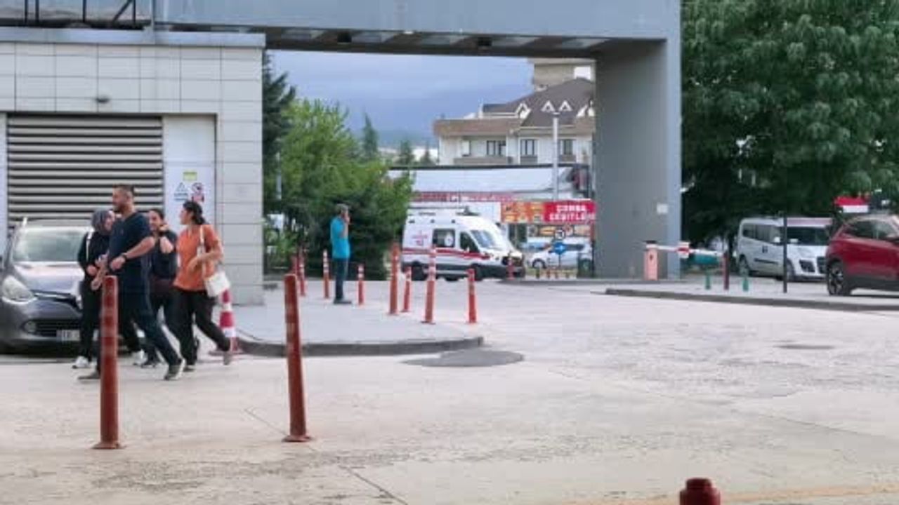 Kiremitlerin altında kalan 2 işçi yaralandı