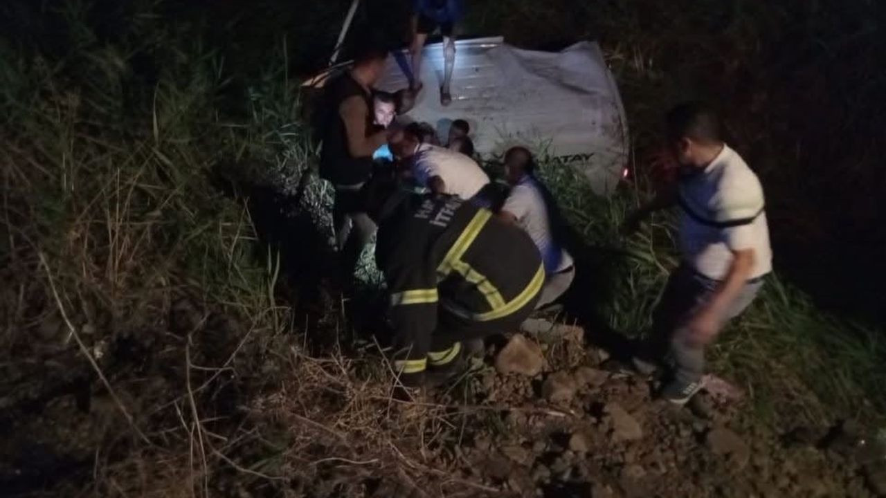 Kırıkhan’da kamyonet şarampole devrildi: 3 yaralı