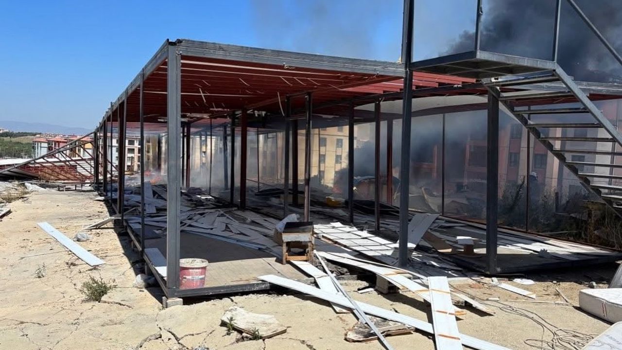 Kırıkhan'da Kurtlusoğuksu Mahallesi'ndeki şantiye deposu yangında kullanılamaz hale geldi